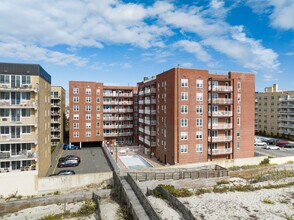 Horizon Shores in Long Beach, NY - Foto de edificio - Building Photo