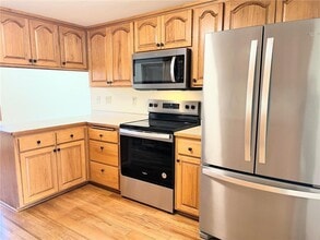 1670 Stillwater St in White Bear Township, MN - Foto de edificio - Building Photo