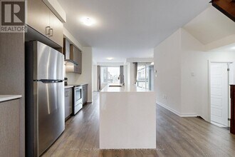 98 Huguenot Rd in Oakville, ON - Building Photo - Building Photo