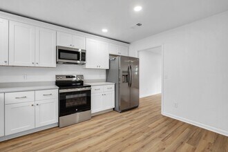 1305 Cross Creek Cir in Tallahassee, FL - Building Photo - Building Photo