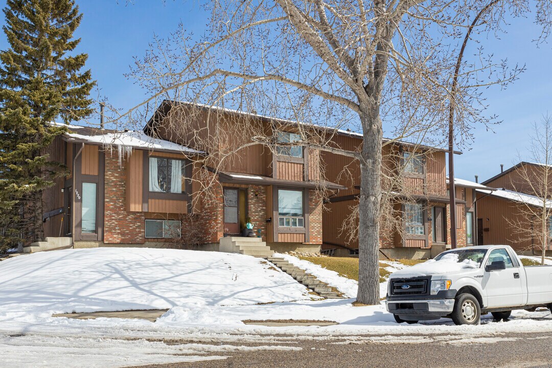 1210 Ranchlands Way NW in Calgary, AB - Building Photo