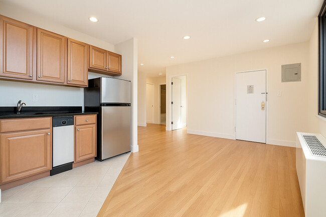 207 East 37th Street in New York, NY - Building Photo - Building Photo
