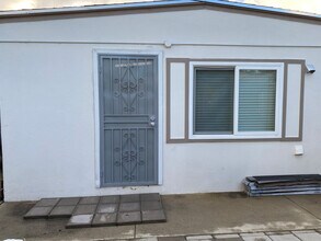 725 W Sunkist St, Unit B in Ontario, CA - Foto de edificio - Building Photo