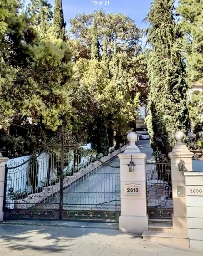 2618 N Vermont Ave in Los Angeles, CA - Foto de edificio - Building Photo