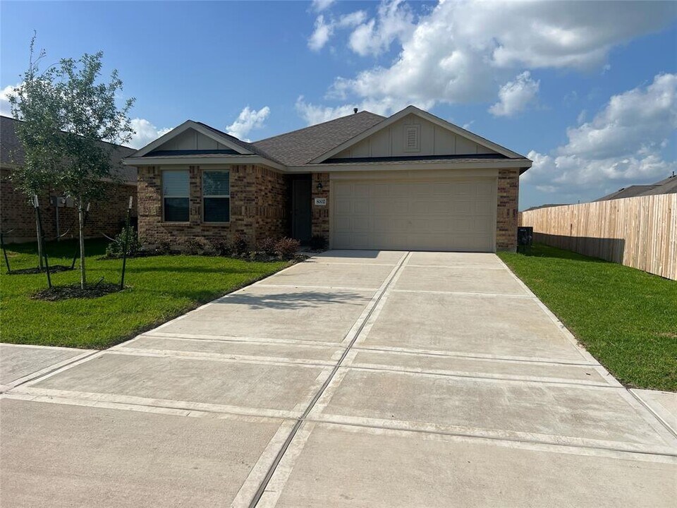 8002 Driver Ln in Navasota, TX - Building Photo