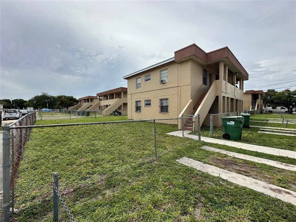 4725 NW 33rd Ave in Miami, FL - Building Photo