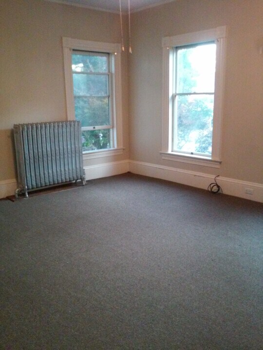 8 Bailey Ave, Unit 8b in Claremont, NH - Building Photo
