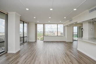15 Greenway Plz in Houston, TX - Building Photo - Building Photo
