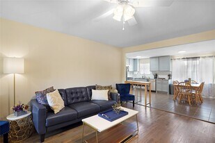 201 E Oak St in Deer Park, TX - Building Photo