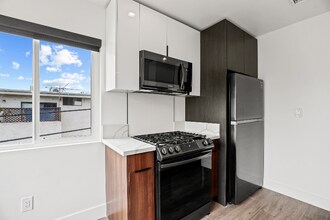 701 N Hill Pl in Los Angeles, CA - Building Photo - Building Photo