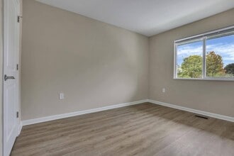 Plumly Townhomes in Barnesville, OH - Foto de edificio - Building Photo