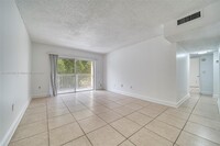 5122 NW 79th Ave in Doral, FL - Foto de edificio - Building Photo