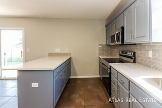 817 Coventry Ln in Raymore, MO - Building Photo - Building Photo