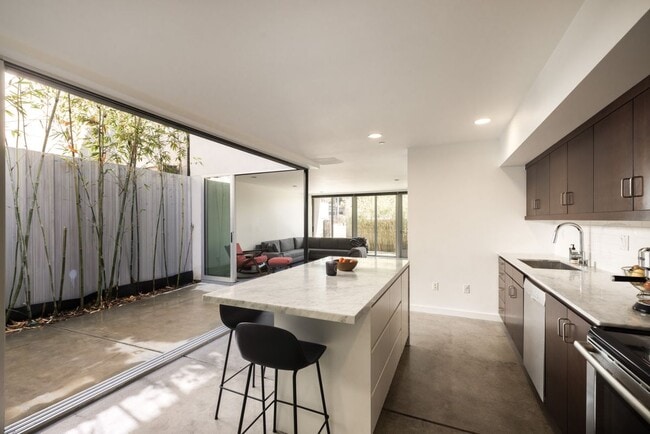 4288 Perlita Ave in Los Angeles, CA - Foto de edificio - Building Photo
