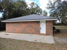 5720 Fairway Dr in Milton, FL - Building Photo