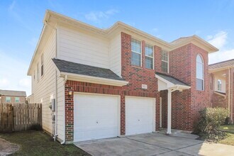 9831 W Jennifer Way in Houston, TX - Foto de edificio - Building Photo