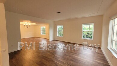 4850 University Dr in Coral Gables, FL - Building Photo - Building Photo
