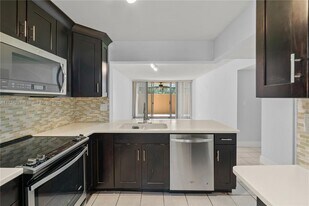 10855 SW 112th Ave, Unit 102 in Miami, FL - Building Photo