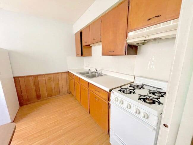 2468 Parkview Ave in Toledo, OH - Building Photo - Building Photo