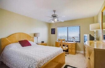 5911 Midnight Pass Rd, Unit 601 in Sarasota, FL - Building Photo - Building Photo