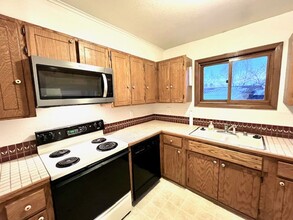 1210 38th Pl-Unit -Apt #1 in Anchorage, AK - Building Photo - Building Photo