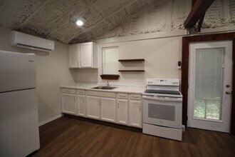 213 N Waldrip St in Grand Saline, TX - Building Photo - Building Photo