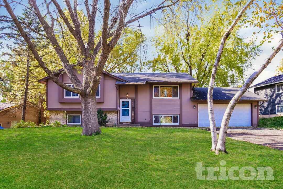 6865 Buckingham Rd in Woodbury, MN - Building Photo