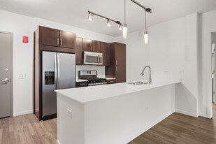 3733 N Halsted St, Unit 2405 in Chicago, IL - Building Photo