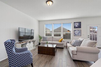 2000 Prickly Pear Dr in Bastrop, TX - Foto de edificio - Building Photo