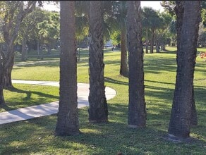 5961 N Falls Circle Dr, Unit 204 in Lauderhill, FL - Building Photo - Building Photo