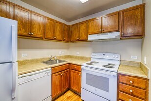 Pinewood Lodge in Aurora, CO - Building Photo