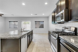 9404 Sand Tiger Ave in Las Vegas, NV - Foto de edificio - Building Photo