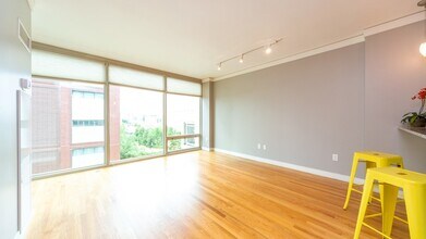 1570 Elmwood Ave, Unit 808 in Evanston, IL - Building Photo - Building Photo