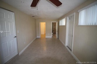 279 SW 8th St-Unit -1 in Dania Beach, FL - Building Photo - Building Photo