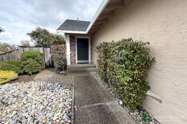 2041 Fairmont Dr in San Mateo, CA - Building Photo - Building Photo