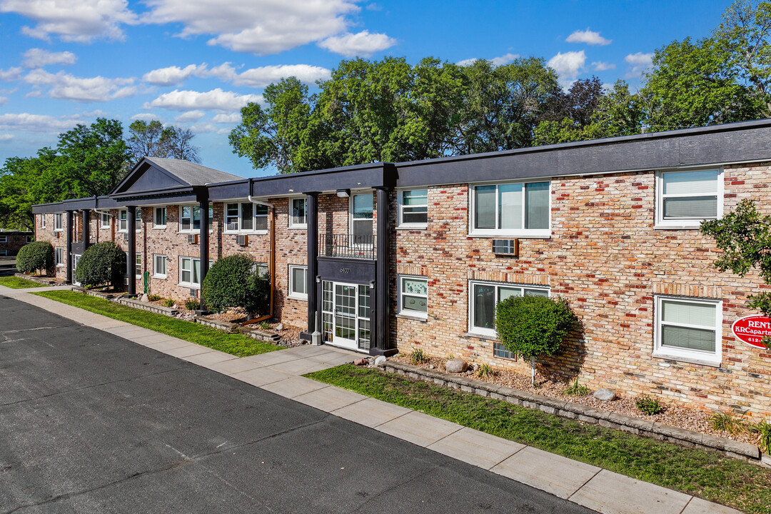 Queen Terrace Apartments in Richfield, MN - Building Photo