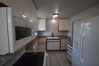 3102 SE Pine St in Albany, OR - Building Photo - Building Photo