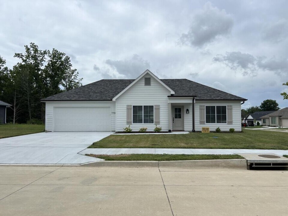 7700 N Rainbow Dr in Columbia, MO - Building Photo