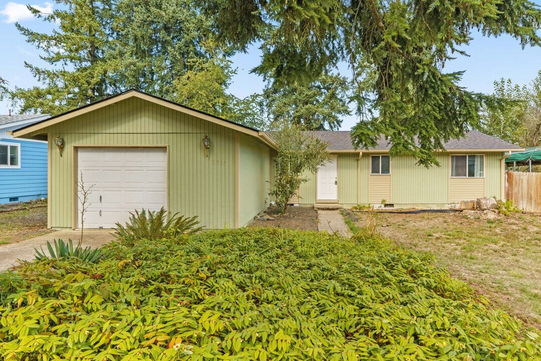 1910 W Harrison Ave in Cottage Grove, OR - Building Photo