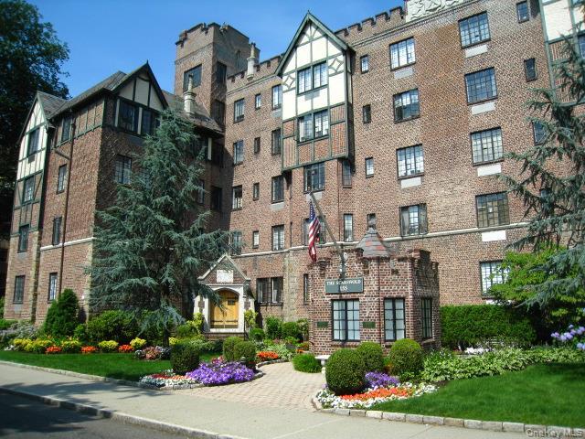 155 Garth Rd in Scarsdale, NY - Building Photo - Building Photo