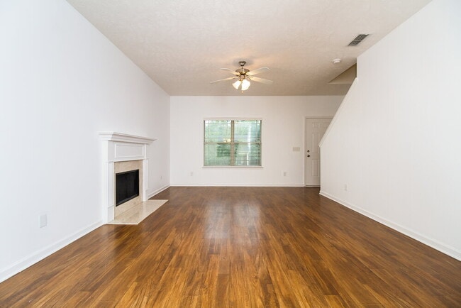 1096 Shire Dr in Nashville, TN - Foto de edificio - Building Photo