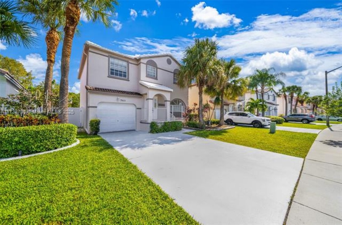 365 NW 153rd Ln in Pembroke Pines, FL - Building Photo