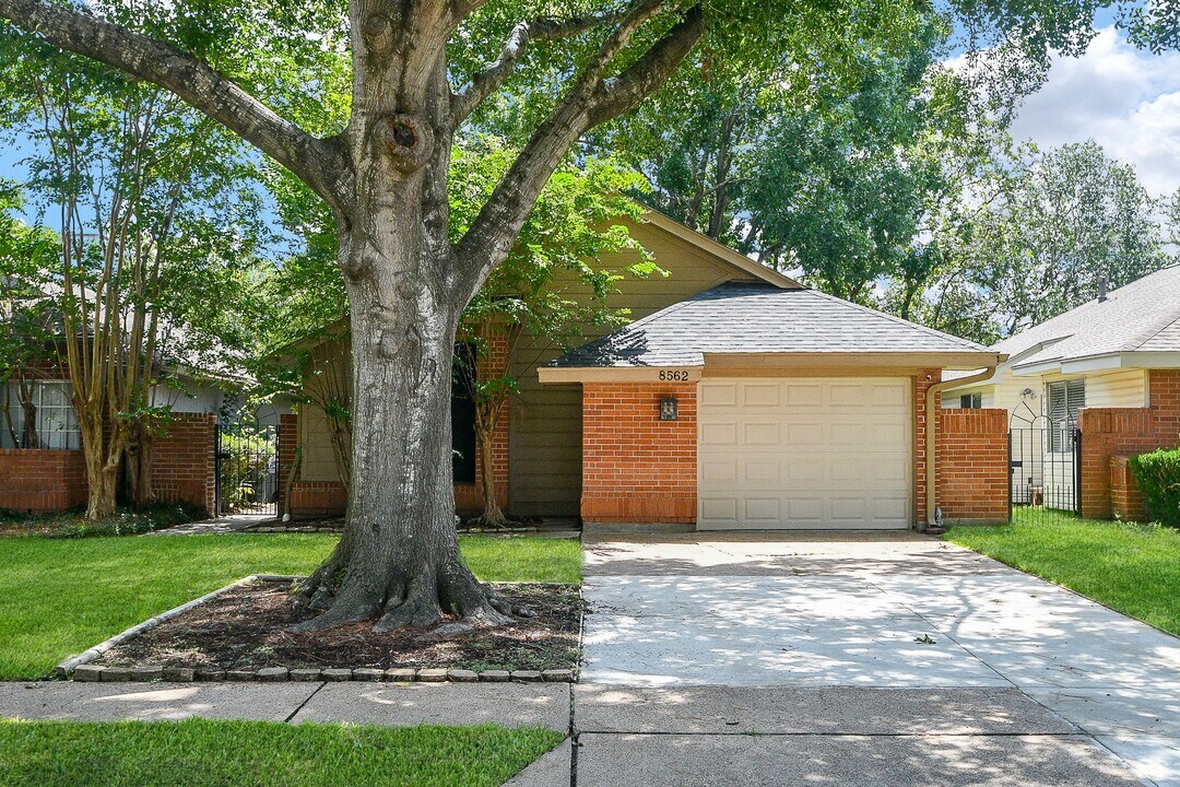 8562 Laurel Trails Dr in Houston, TX - Building Photo