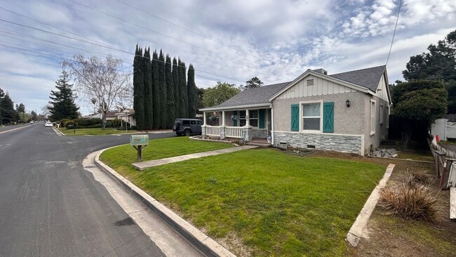 322 E Roseburg Ave in Modesto, CA - Building Photo - Building Photo