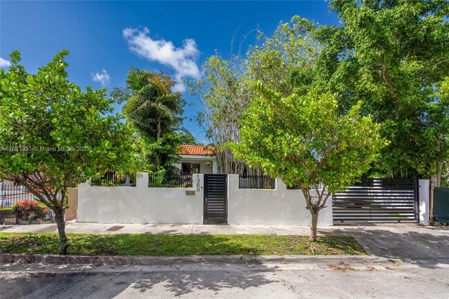 1360 SW 16th St in Miami, FL - Building Photo - Building Photo
