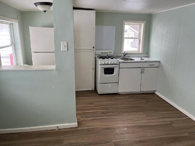 7638 Little Paw Paw Lake Rd in Coloma, MI - Building Photo - Building Photo