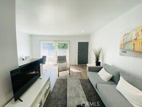11422 Iowa Ave, Unit 9 in Los Angeles, CA - Building Photo - Building Photo