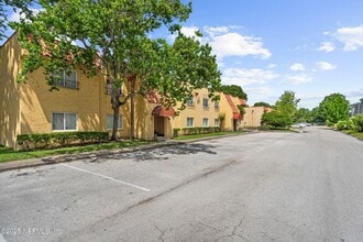 6552 La Mirada Dr E in Jacksonville, FL - Building Photo - Building Photo