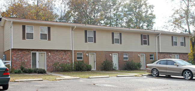 Camelot Apartments in Leesville, SC - Foto de edificio - Building Photo