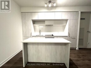 2 David Eyer Rd in Richmond Hill, ON - Building Photo - Building Photo